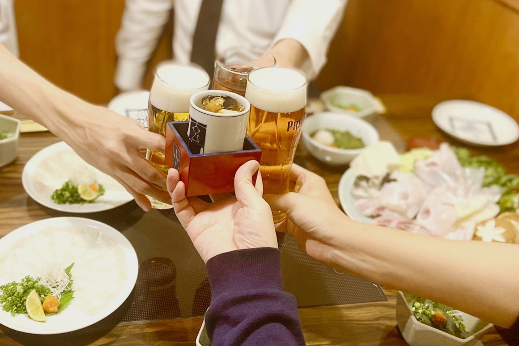 楽しい仲間と一緒に乾杯を